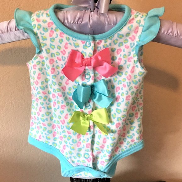 FIRST IMPRESSIONS 3-Bow Flutter Sleeve Onsie  0-3M - Picture 2 of 9